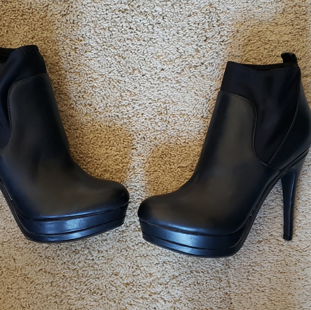 Black guess ankle boots